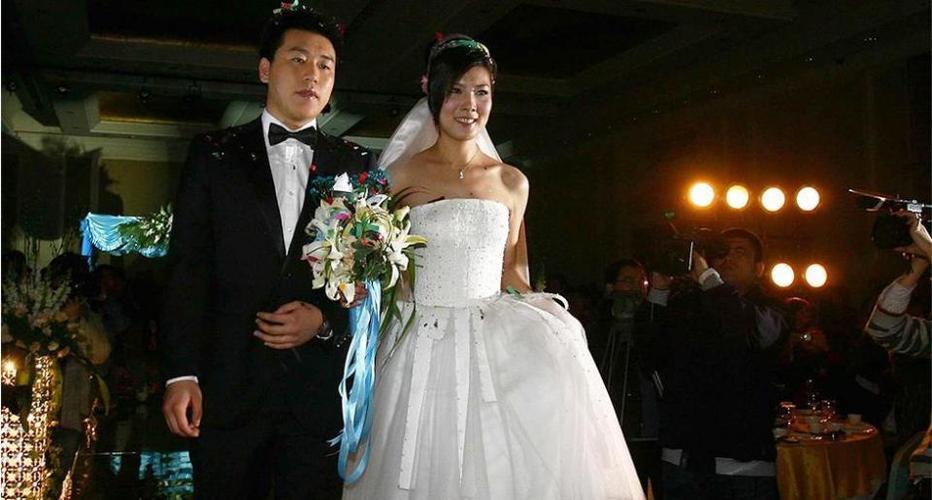 回顾冠军杜丽嫁给师弟从满脸痘蜕变成颜值女神38岁风韵犹存