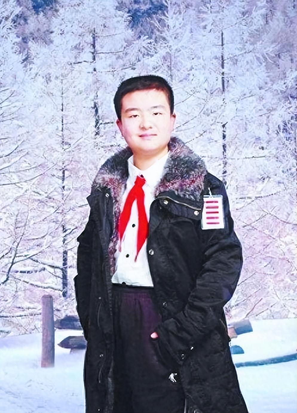 回顾五道杠少年黄艺博小学时因一张照片走红如今过得怎样了