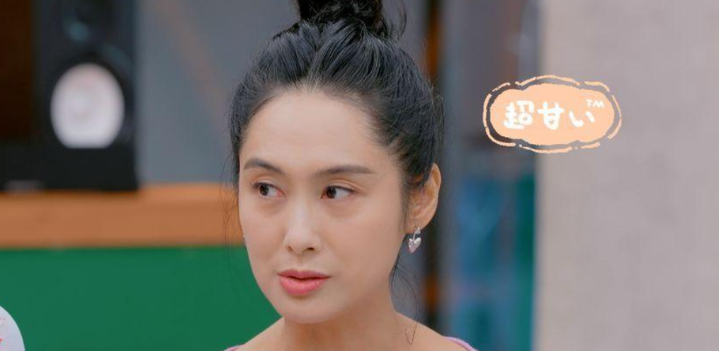 回顾52岁朱茵现状住深山残屋开97年破车久违露面大变样