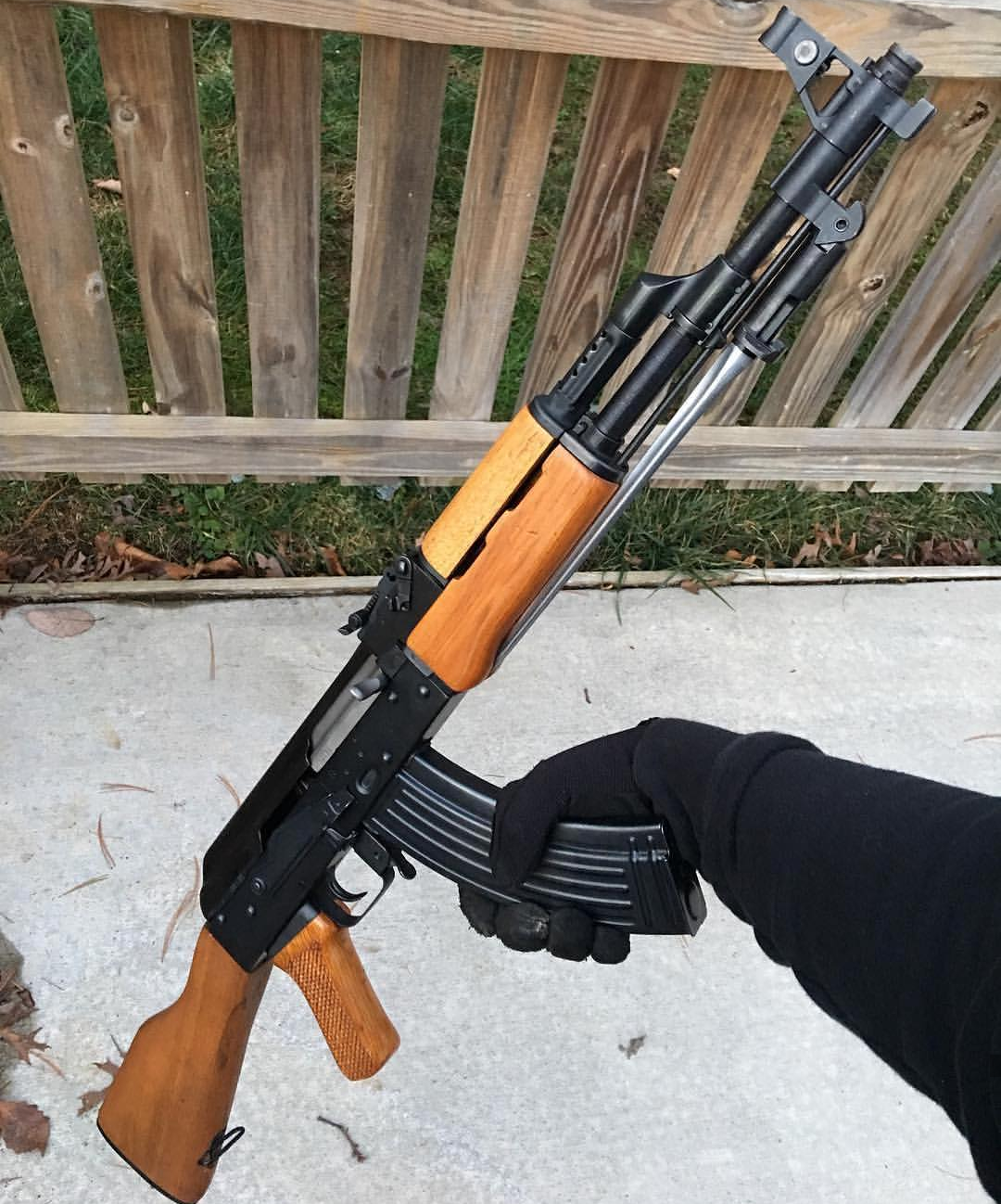 英勇无畏刺刀见红56式冲锋枪的独特设计与战斗精神