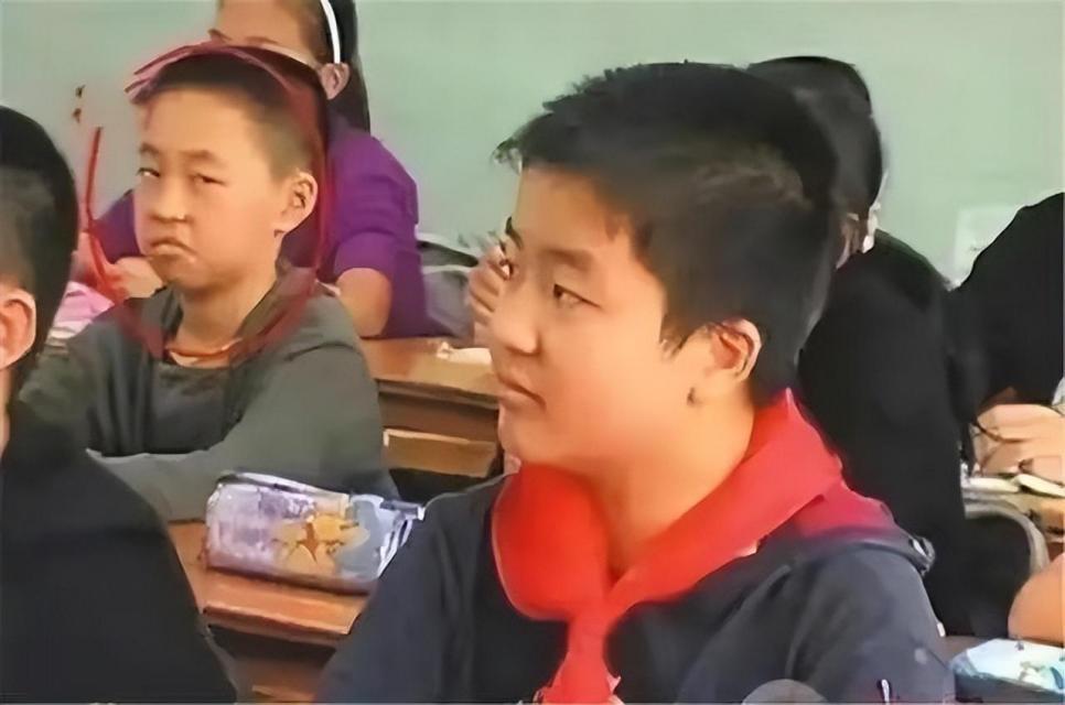 回顾五道杠少年黄艺博小学时因一张照片走红如今过得怎样了
