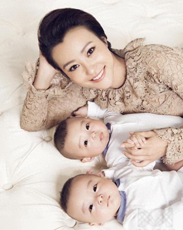 回顾两婚两离独自带两个孩子的郝蕾已经走上了另一条大道