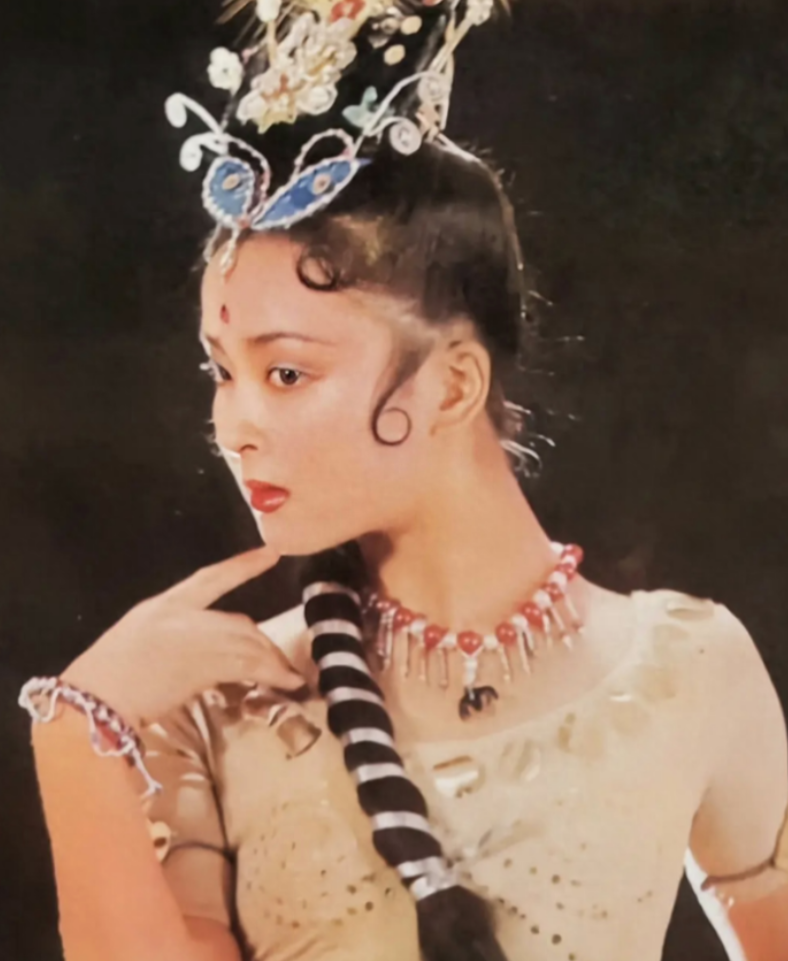 回顾周洁巅峰时放弃名利出国自费27万美元包机回国3天后离世