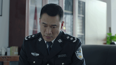 纪实54岁"武松"丁海峰曝光:在美国树林砍柴烤肉,美国豪宅尽显气派