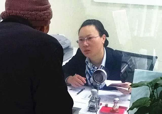 2019年辽宁一老太太慌乱跑进银行不说话对着职员写下10个字