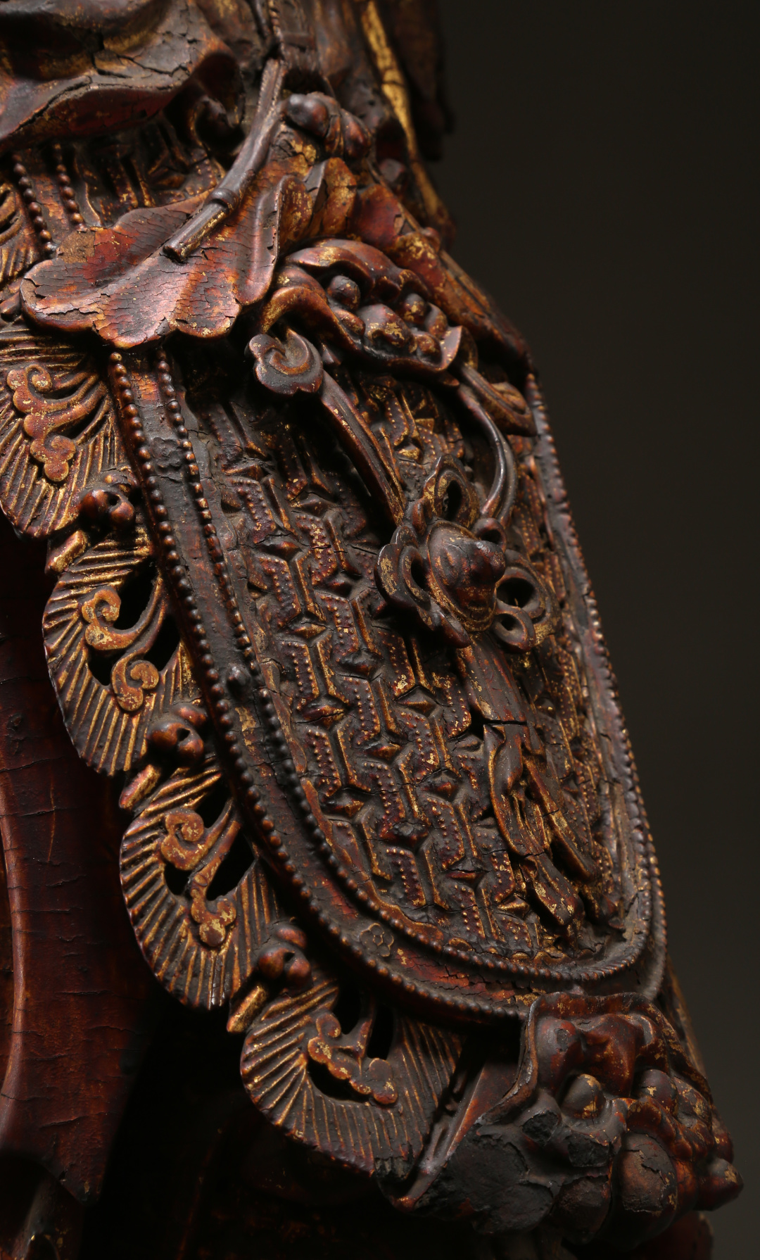 左右滑动,可观细节韦驮身甲上装饰有钉纹,披膊与膝裙上所刻纹样类似锁