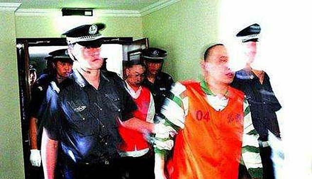 突然,一辆车停到了吴若甫面前,车上下来了三个人,正是王立华跟他的两