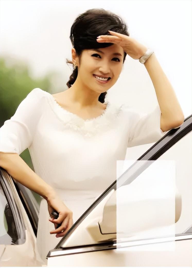 回顾春妮坚持丁克17年二婚嫁给刚强后41岁得子全家乐开怀