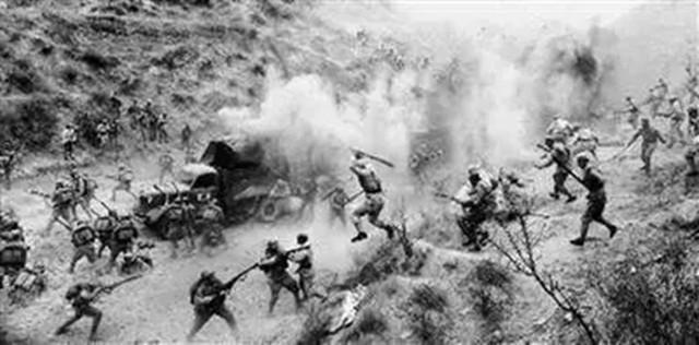 死相难看的日本将军夜里遇到我军突袭小兵从屁股处把将军捅死