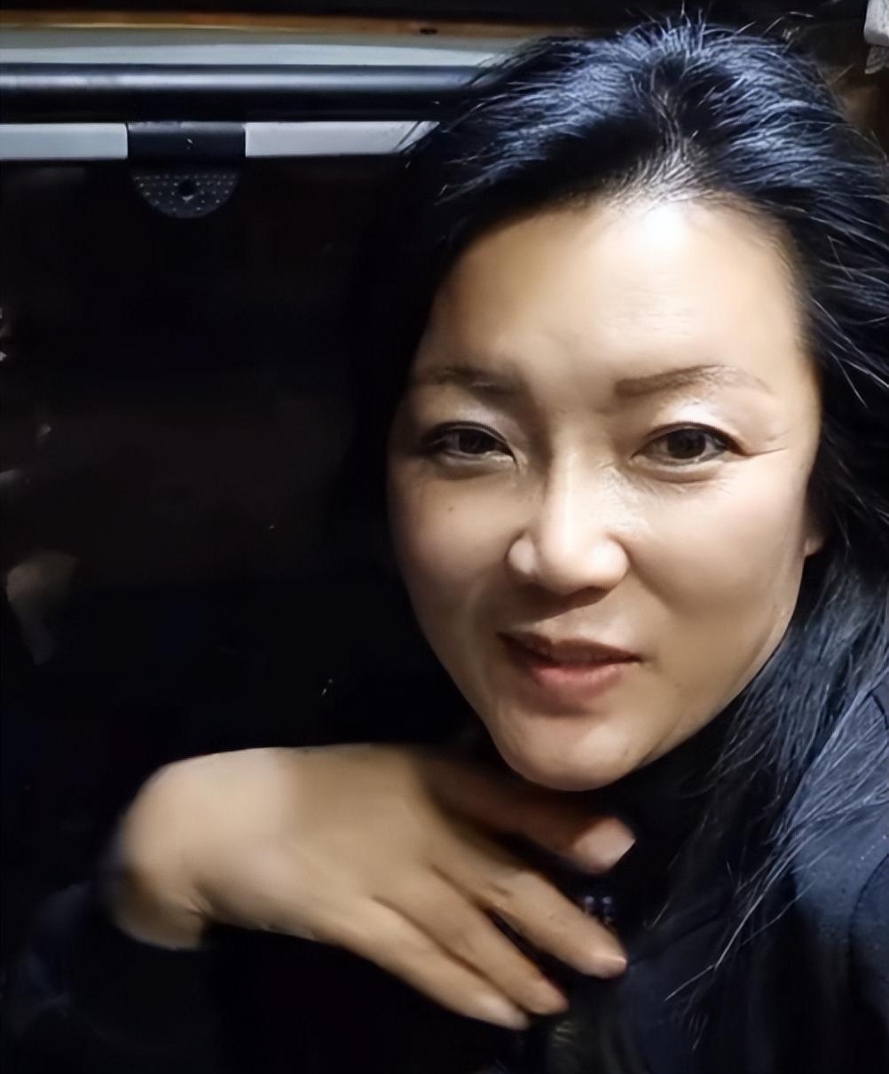 回顾哈尔滨女司机开22个轮的70吨重卡3年替前夫还清了50万债