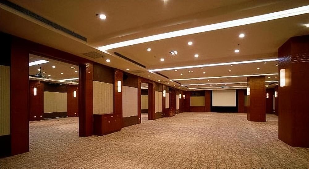 小有名气的孙浩,也被各大品牌方注意到,纷纷找他来唱歌,刚开始他还是