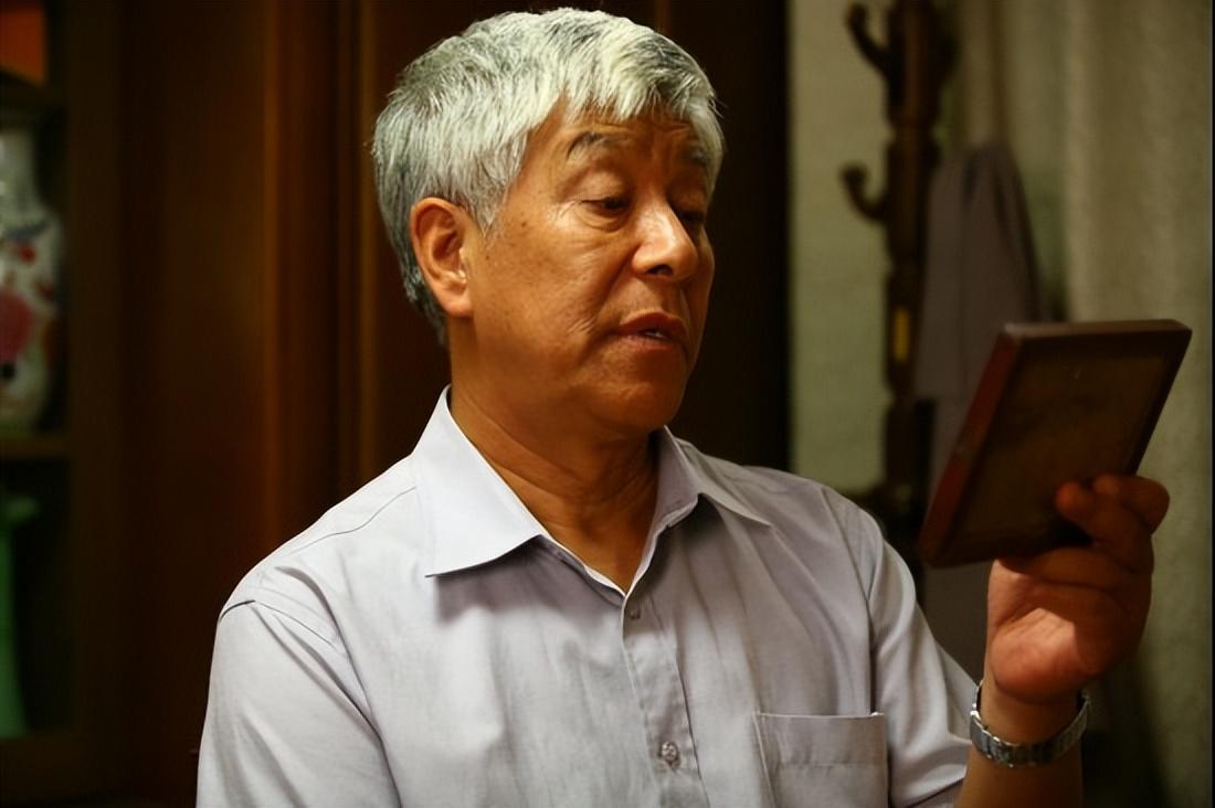 回顾戏骨张洪杰照顾瘫痪妻子30年三个子女都啃老77岁不敢休息