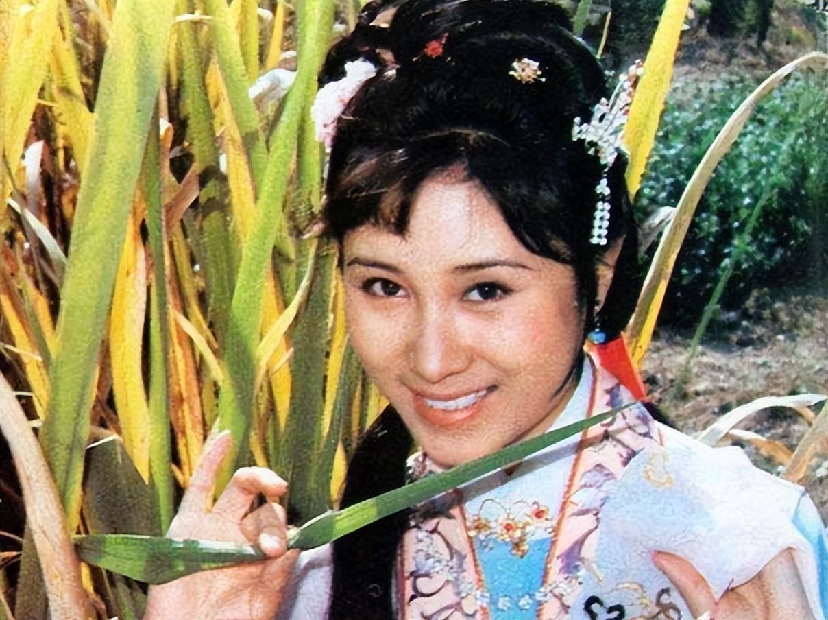 从小就是个美人胚子,她爱跳舞,爱唱歌,一直梦想着成为一名优秀的演员