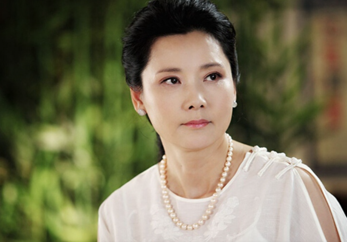 何赛飞被偷拍,手拿权杖追着代拍打,网友:就该这么治!