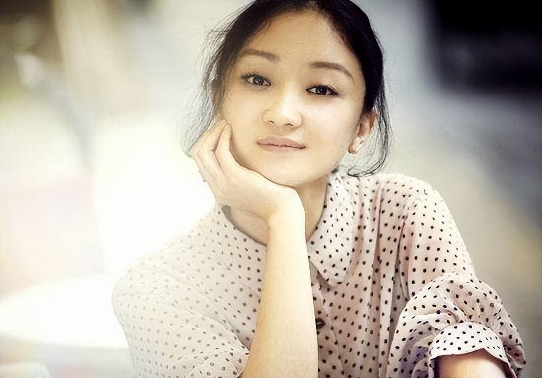 她被嘲脸歪嘴歪用实力征服观众嫁高富帅老公活成人生赢家