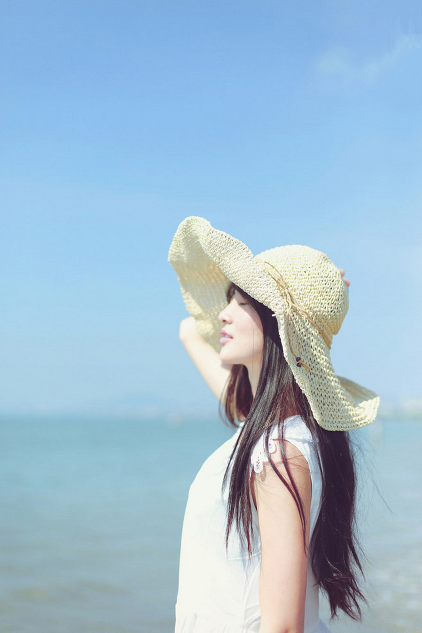 阳光下可爱美女大图片  在这个充满阳光的世界里,可爱美女如同一幅