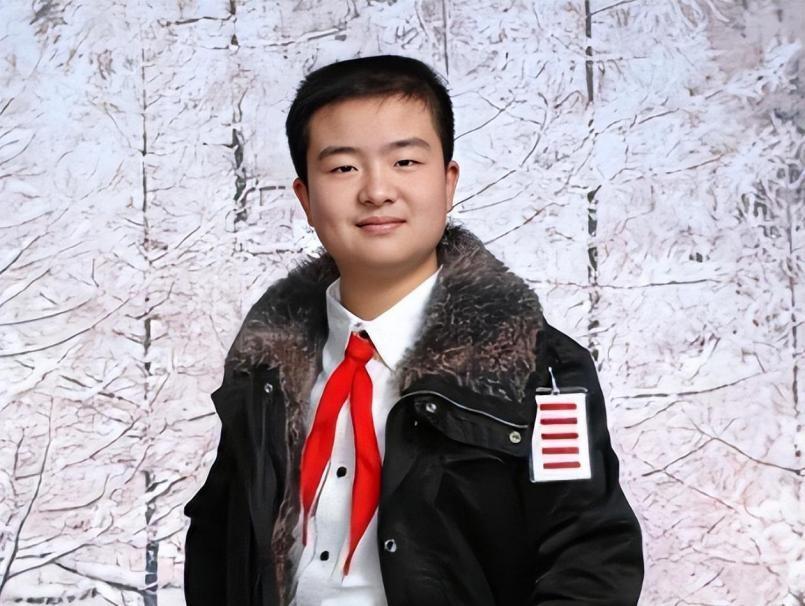 回顾五道杠少年黄艺博小学时因一张照片走红如今过得怎样了