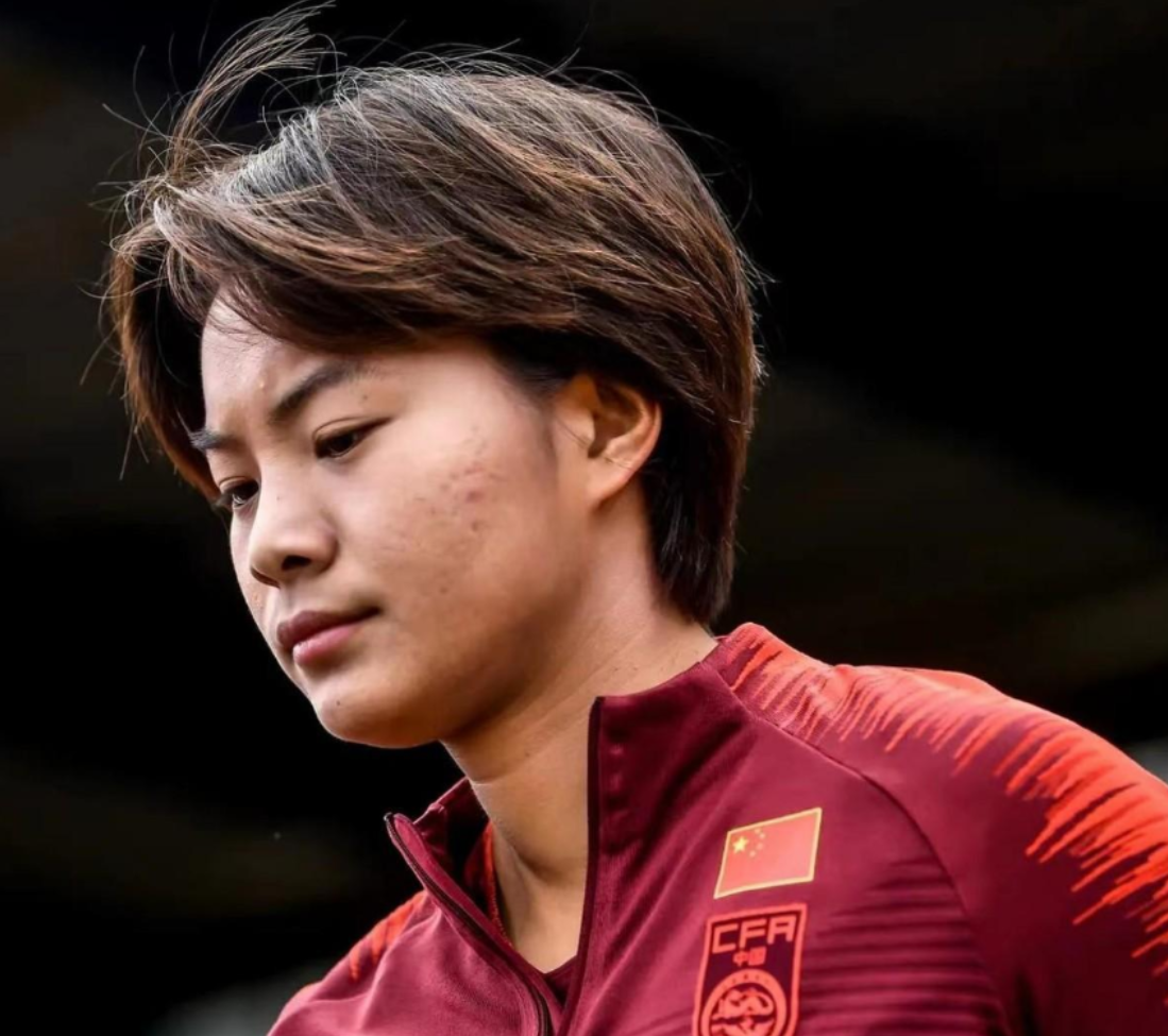 回顾中国女足王霜5岁时被抛弃17岁母亲离世辉煌背后是心酸