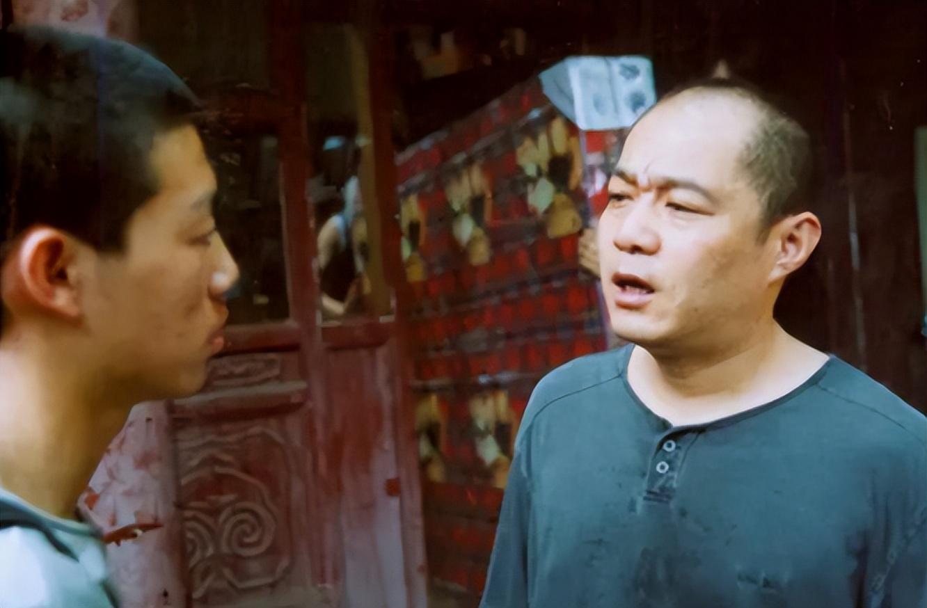 他渴望自己有着如电影里般的人生,跌宕起伏,荡气回肠.