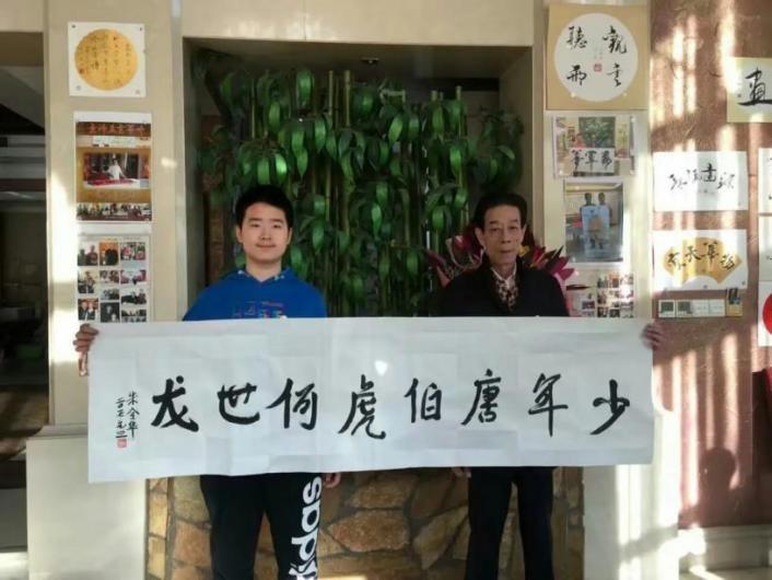 越来越多的人知道了何世龙这个书法天才,来自各大商家和媒体的邀约