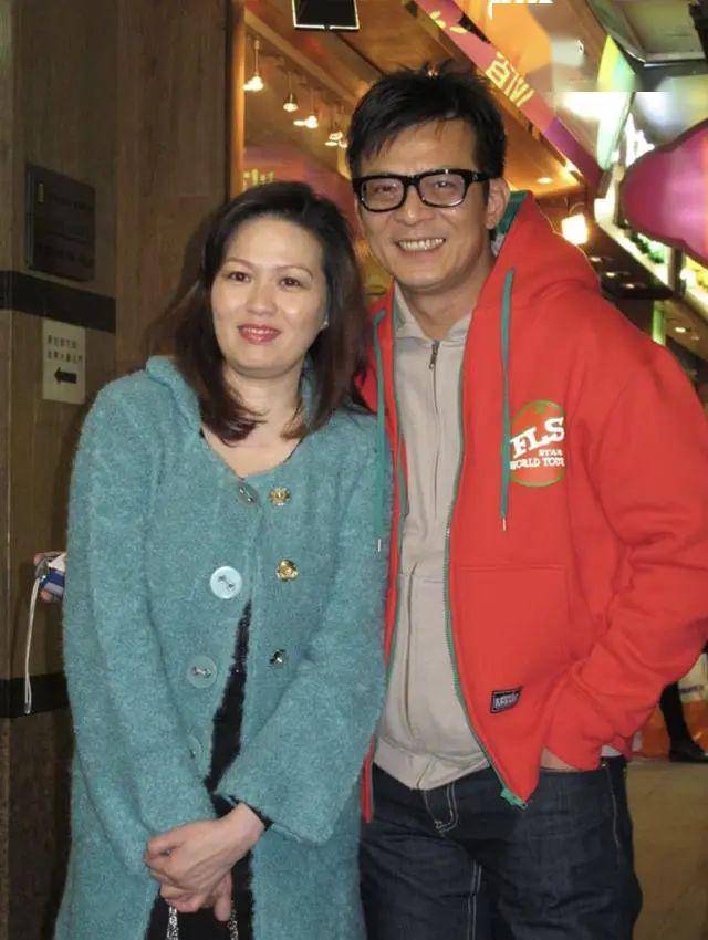 1983年,黄日华和翁美玲共同主演金庸的武侠剧《射雕英雄传》,这部剧一