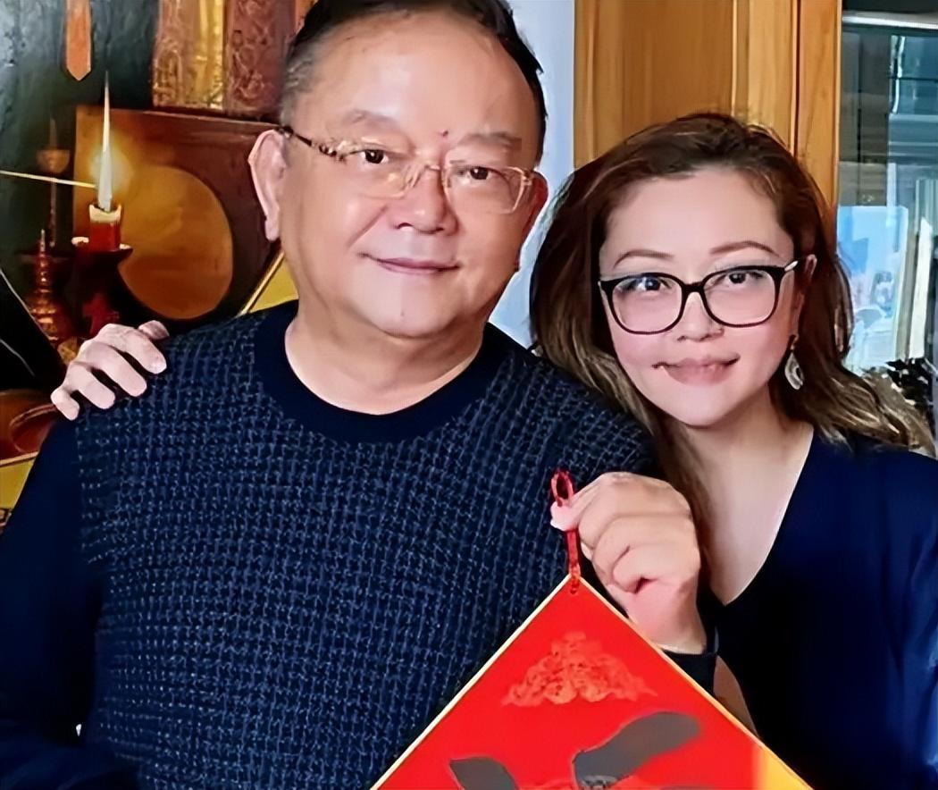 回顾王刚:酗酒成性与前妻离婚,58岁娶网恋女友,60岁得子,不敢老去