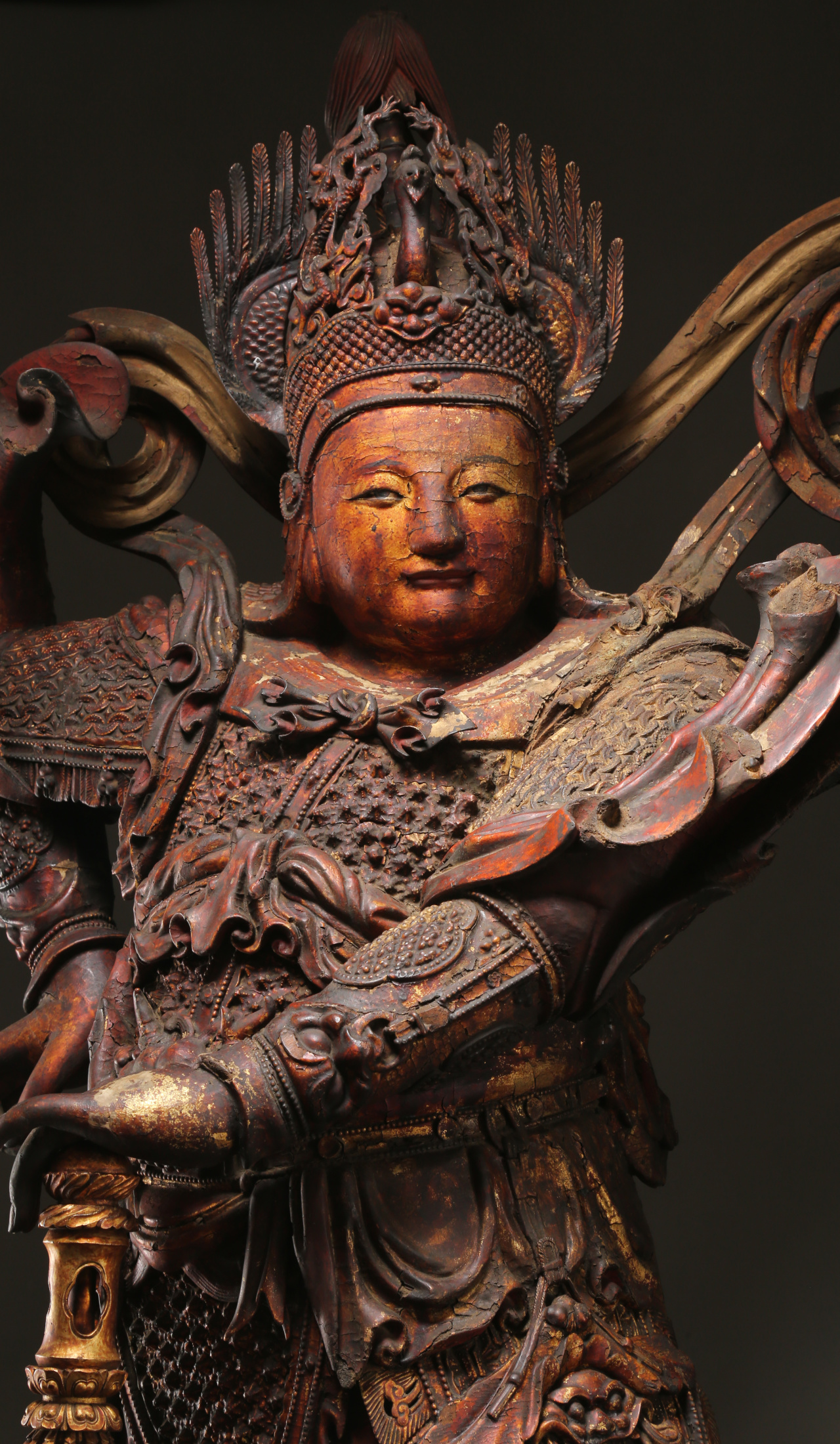 明代凤翅盔由盔缨,盔体,盔脊,抹额,凤翅,顿项(头后护颈部分)六大部分