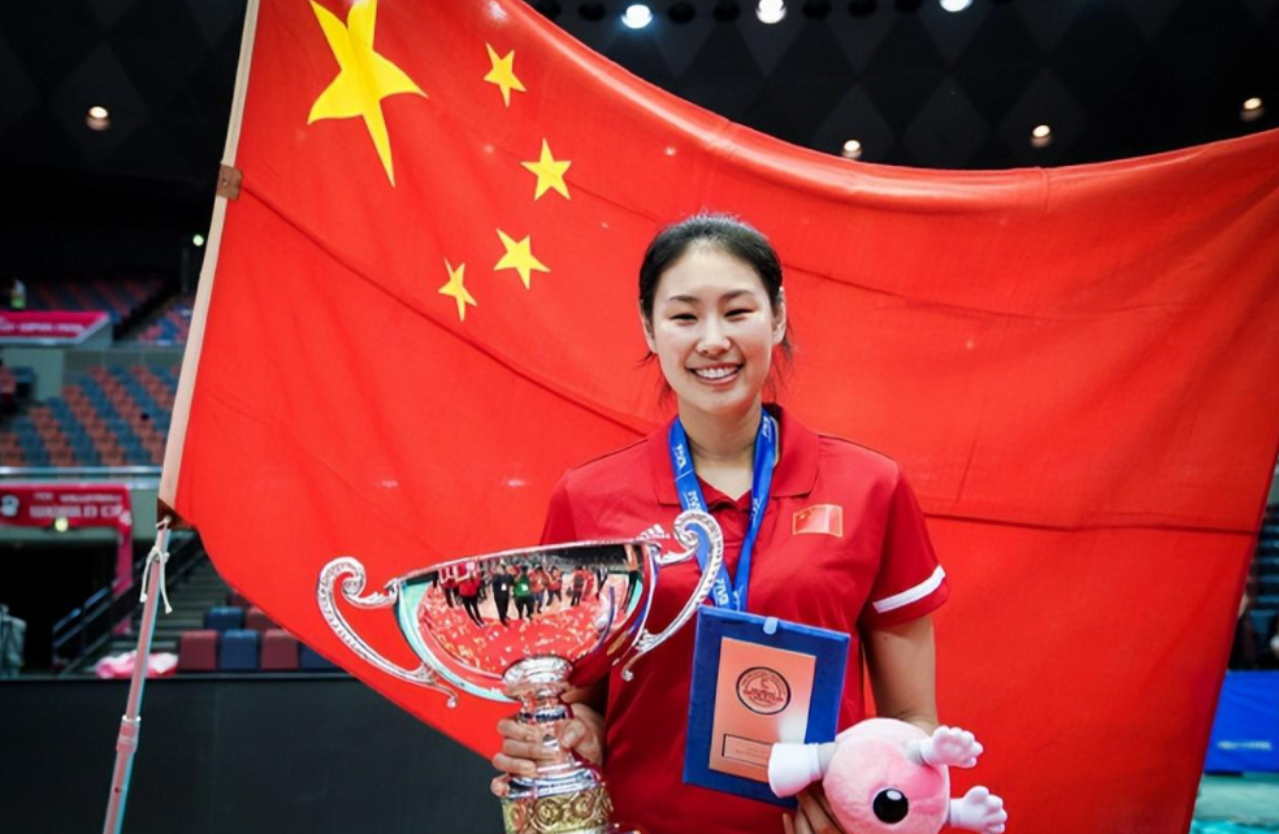 回顾名将颜妮退役后与魏秋月新疆旅游展现大长腿36岁依然单身