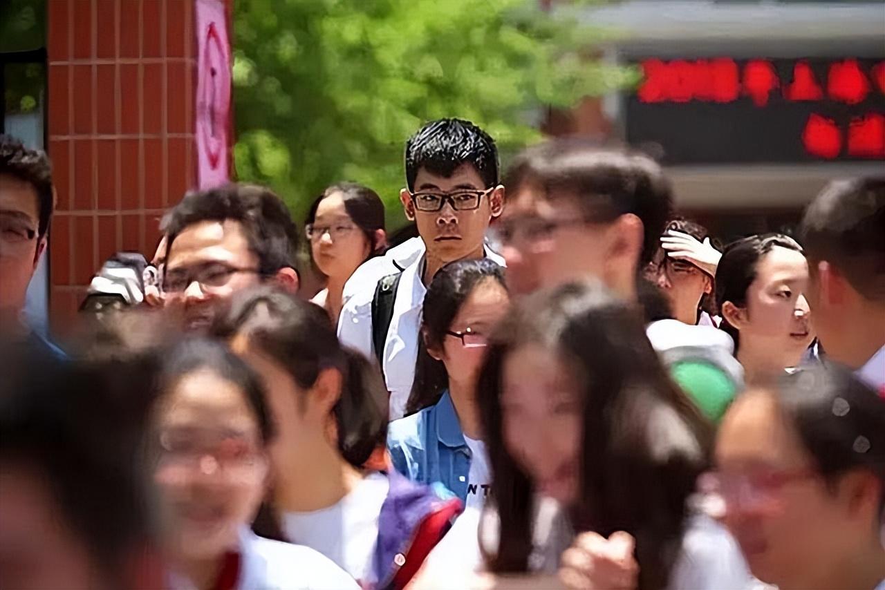 2020年高考湖南考生兴奋冲出考场跳一字马后来考了多少分