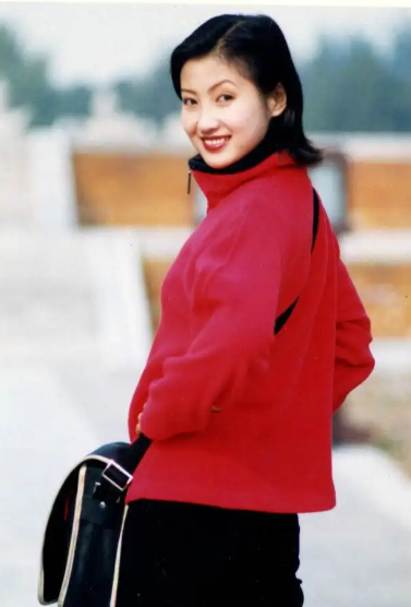 回顾春妮坚持丁克17年二婚嫁给刚强后41岁得子全家乐开怀