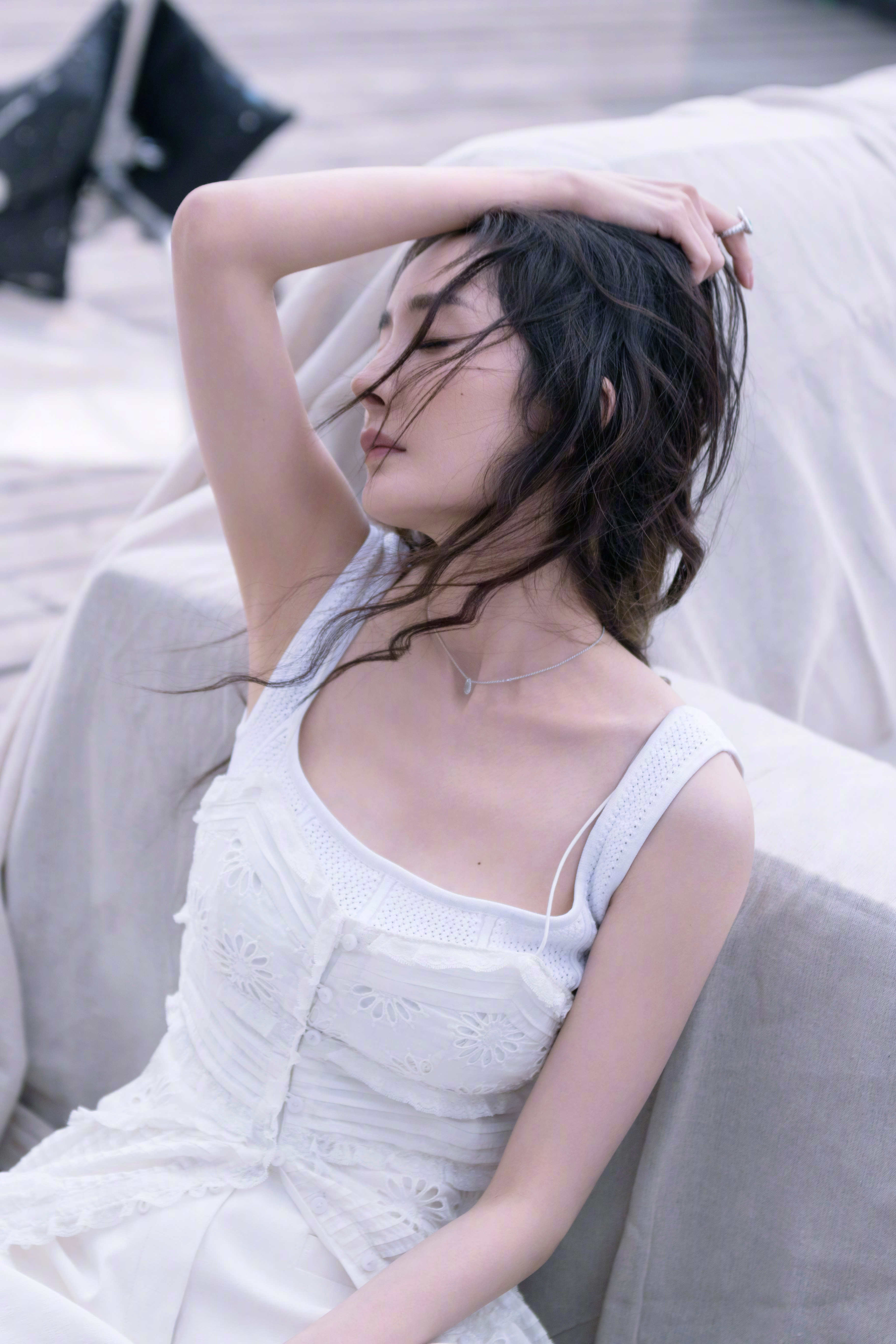 杨幂的白色内衣穿搭展现慵懒优雅的独特魅力