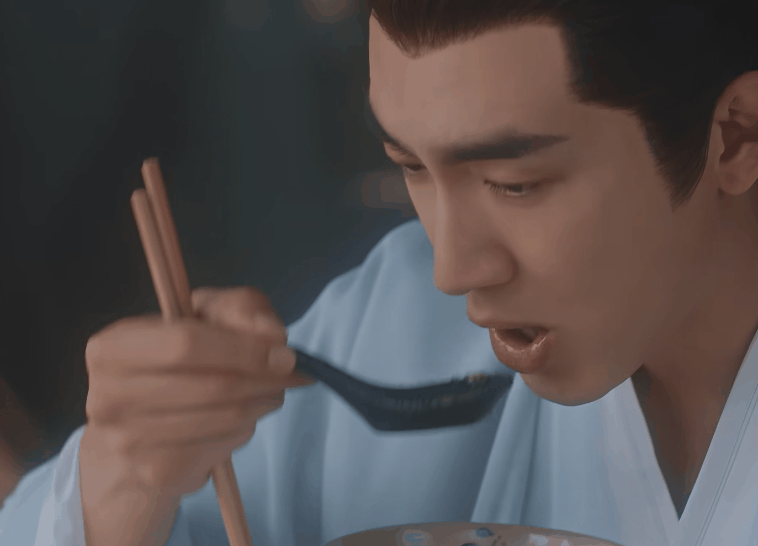 镜头都会立即切换过去,生怕观众发现他在假装吃东西,稍有疏忽就会露馅