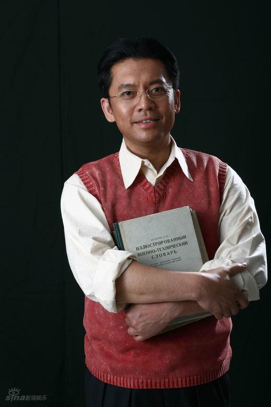 何政军1962年出生于四川省成都市,父亲何绍宽曾经是一名军人,服役于