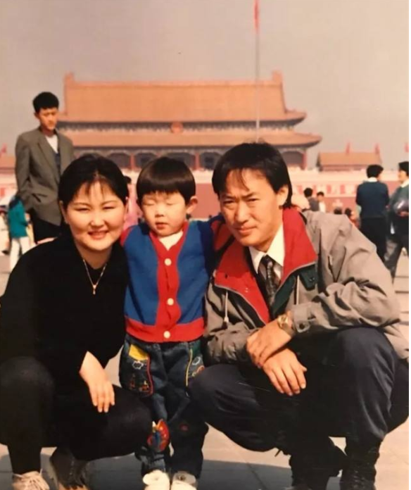 回顾乌日娜带养子走出悲伤童年丈夫病逝后孩子们帮她走出悲痛