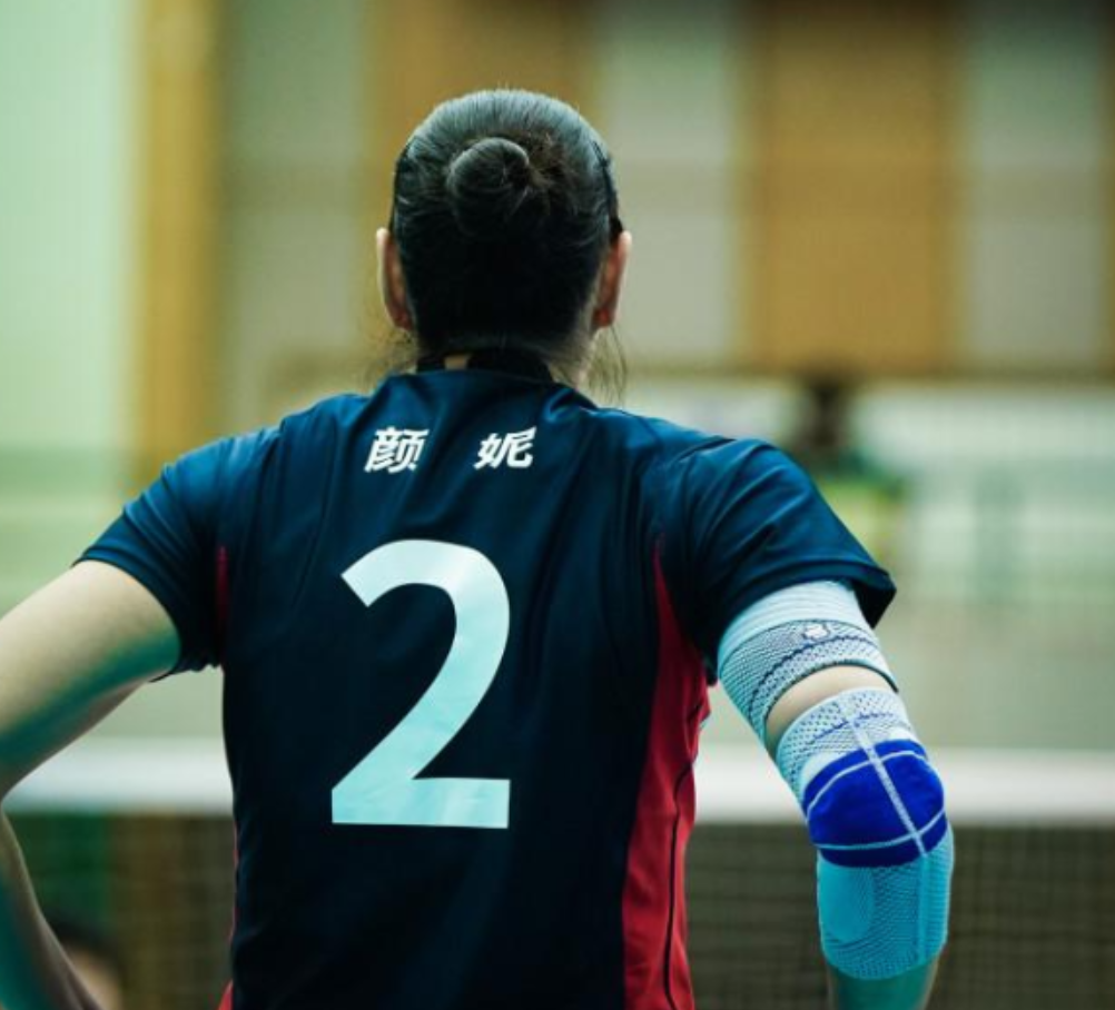 回顾名将颜妮退役后与魏秋月新疆旅游展现大长腿36岁依然单身