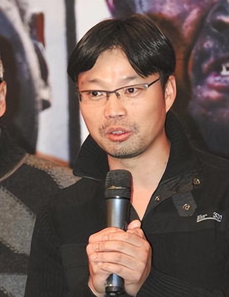 因为有着一副大板牙,上学的时候他经常被人嘲笑像"松鼠",这一度让他很