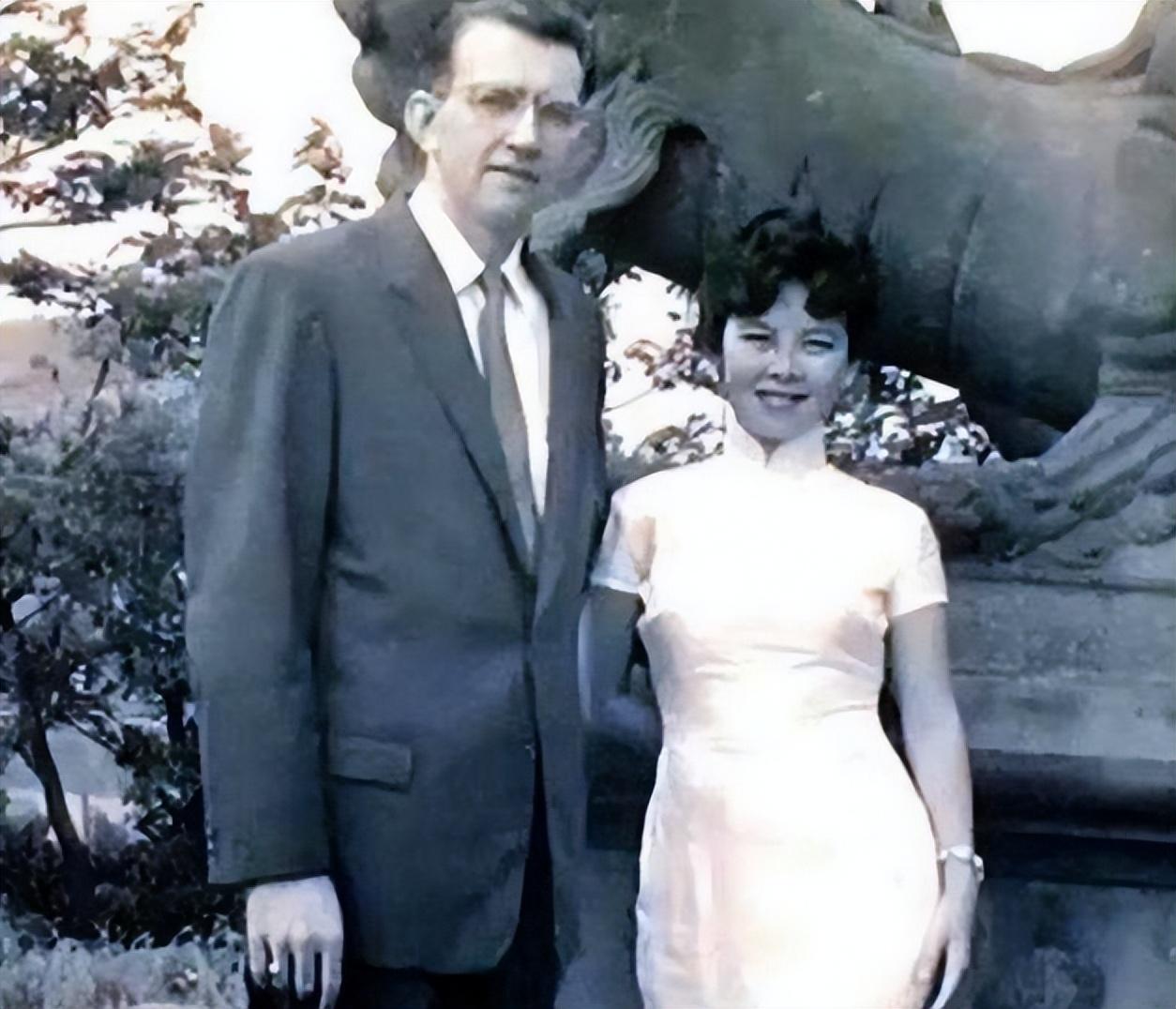 当时的毕丽娜刚从北京去到台湾,为了生计,她找了一份播报员的工作.