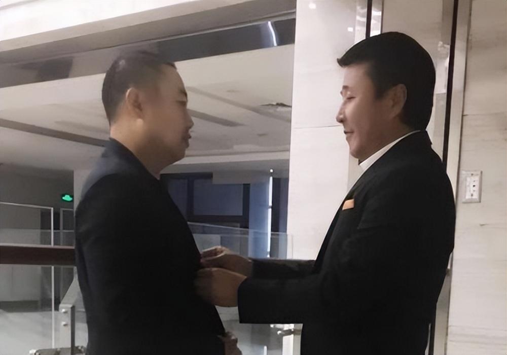 1970年出生于山东威海的郭斌,从小就处于一个较为贫困的家庭,养不起