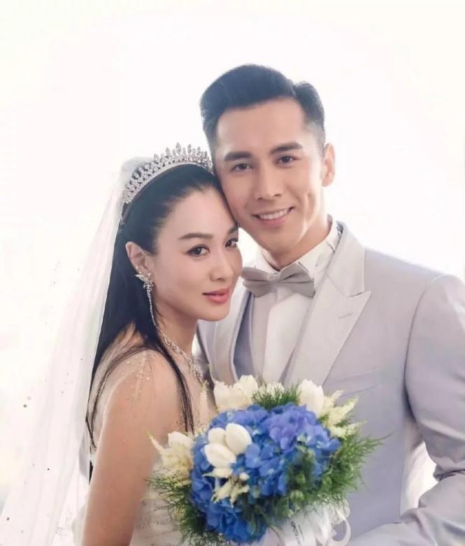 回顾张伦硕娶大12岁钟丽缇与3继女没隔阂一家五口很幸福