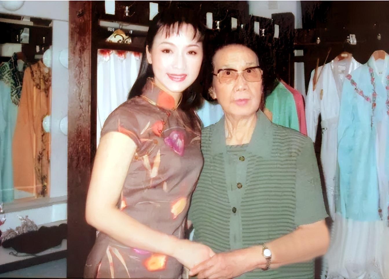 回顾坎坷的袁雪芬坐过7年牢离婚后单身一生与越剧为伴