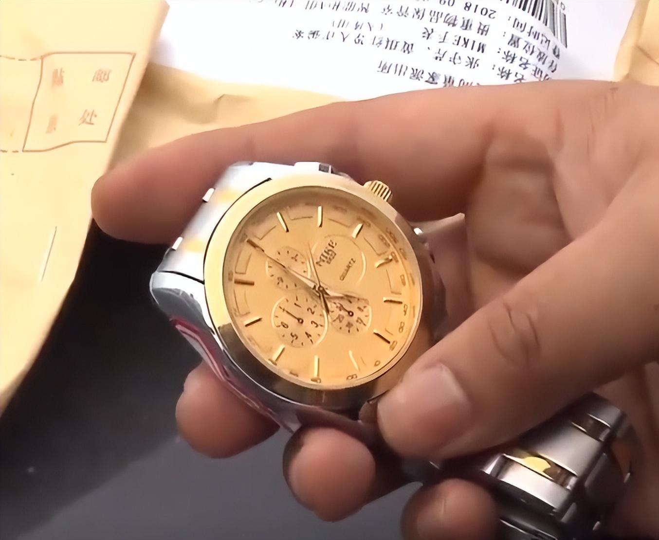 "民警分头包抄,边喊边控制住一对正在用餐的母子,将手铐扣在二人身上.