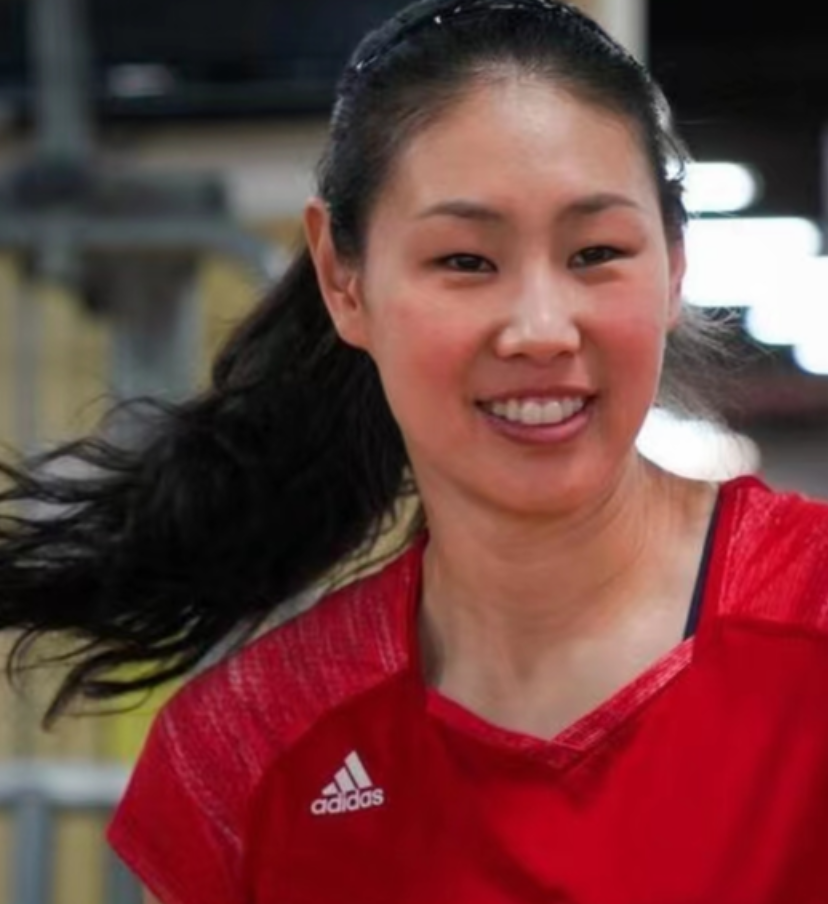 回顾名将颜妮退役后与魏秋月新疆旅游展现大长腿36岁依然单身