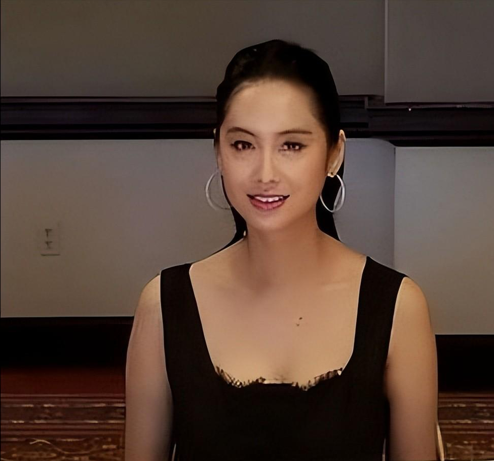 回顾52岁朱茵现状住深山残屋开97年破车久违露面大变样