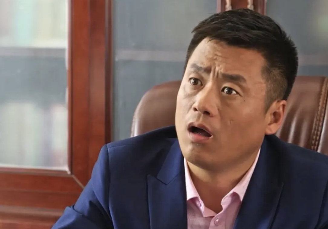 宋晓峰的表演很精彩,赵本山一眼就看中了他,于是就让助理要来了他的