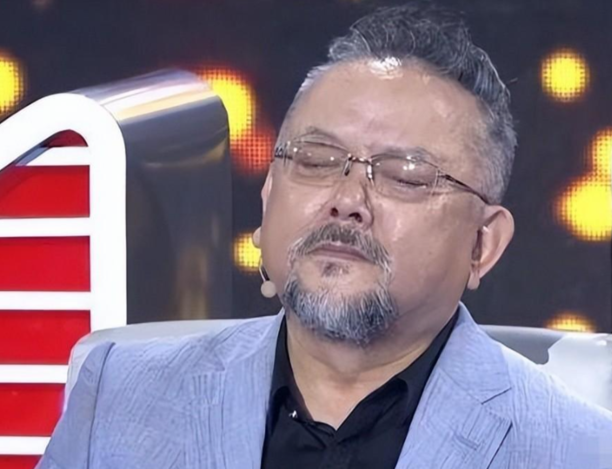 回顾演员王刚75岁白发老态儿子才上初中妻子风韵不减