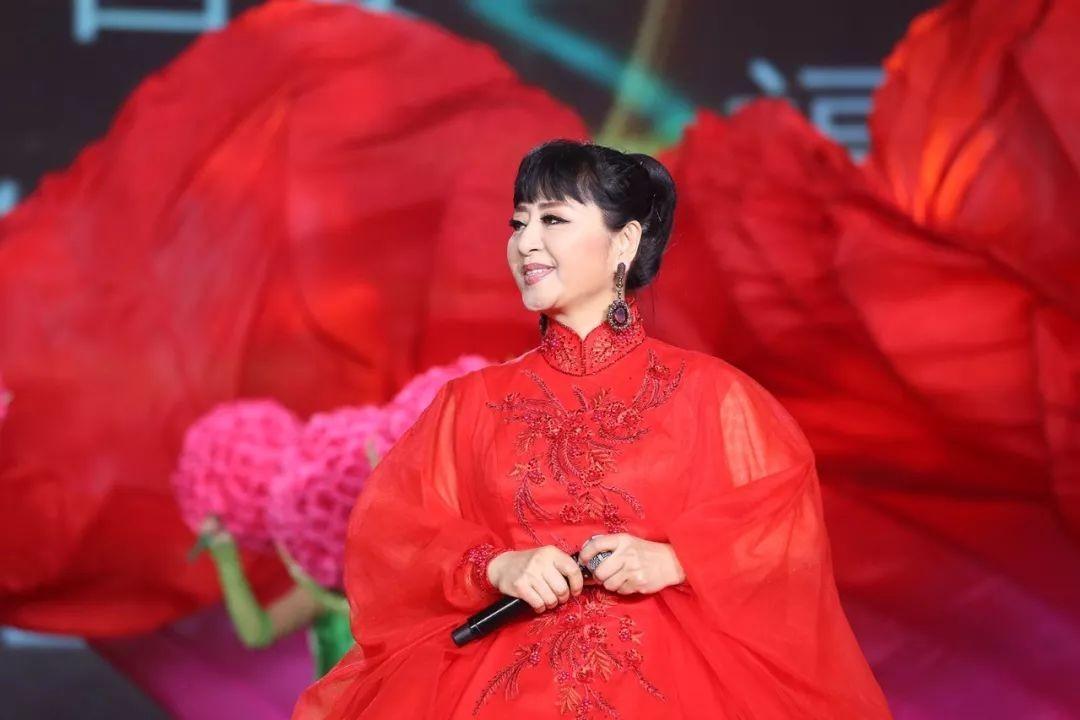 回顾殷秀梅结婚时就想离婚二婚被法国老公捧手心66岁无儿无女