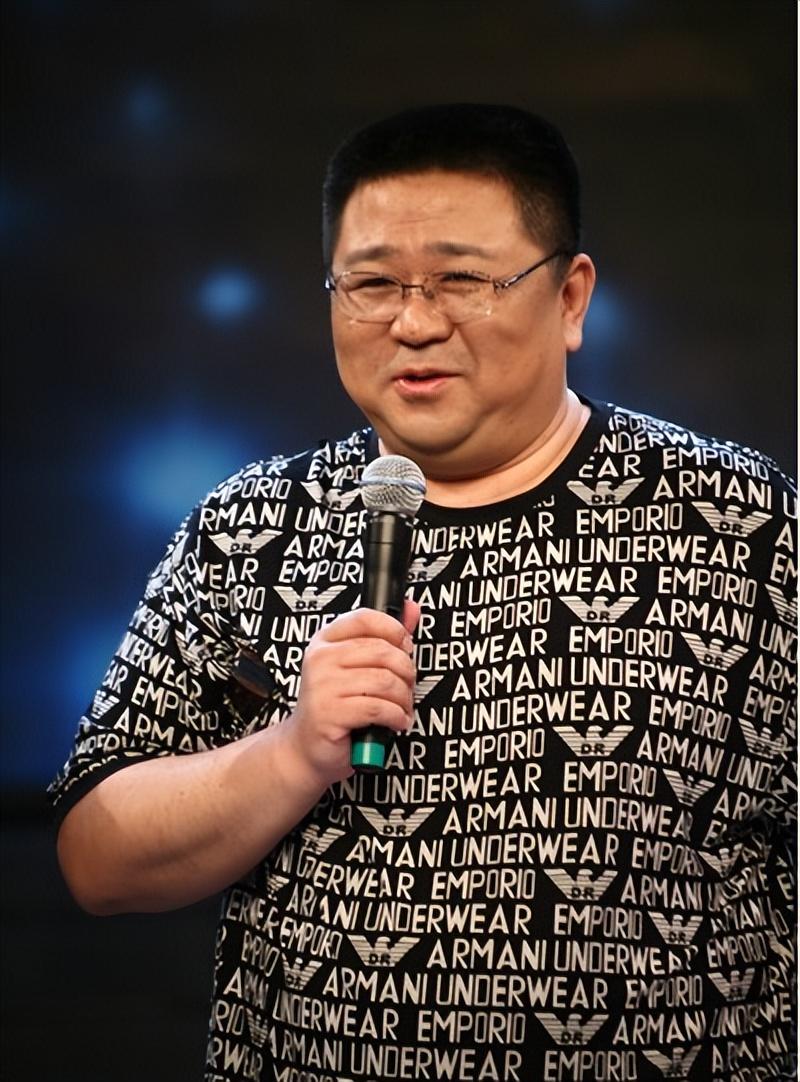 回顾梁冠华因一句话走红娶女导演为妻岳父岳母不嫌他又穷又胖
