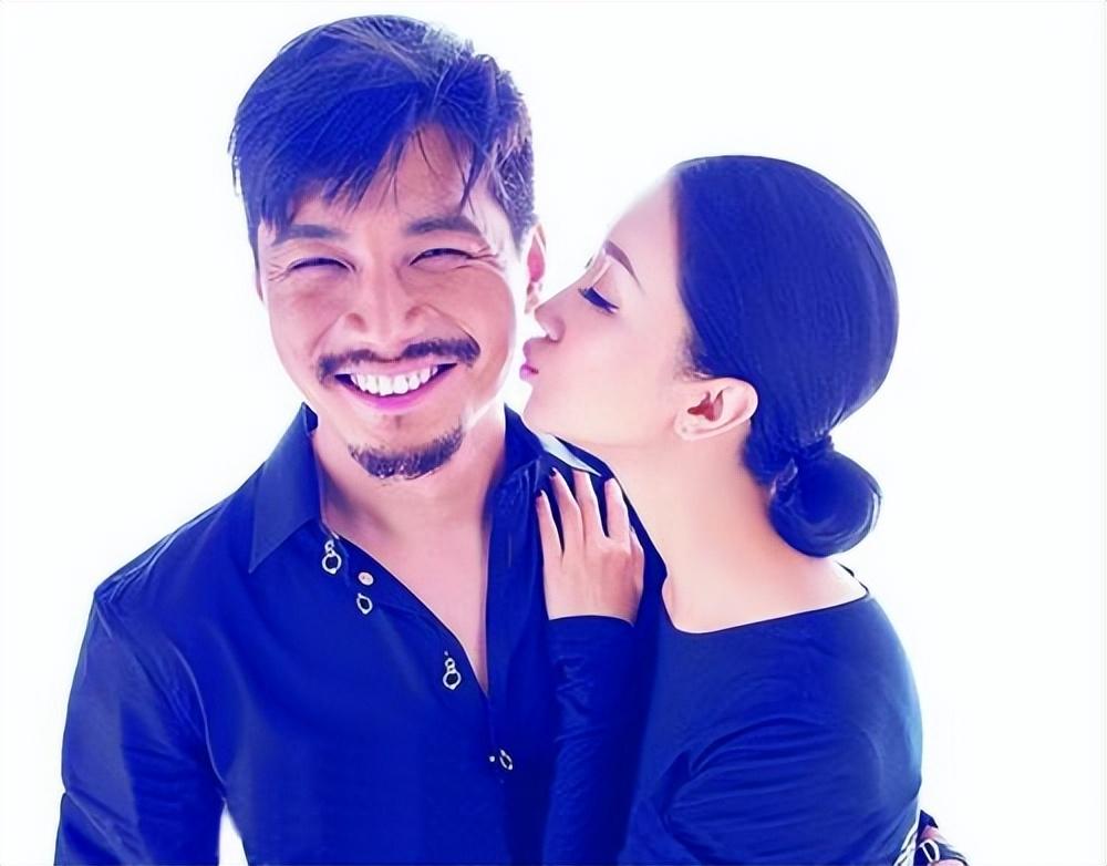 2012年3月,张瑶和陈科举行了婚礼,小半个娱乐圈的人都去捧场,张瑶看着