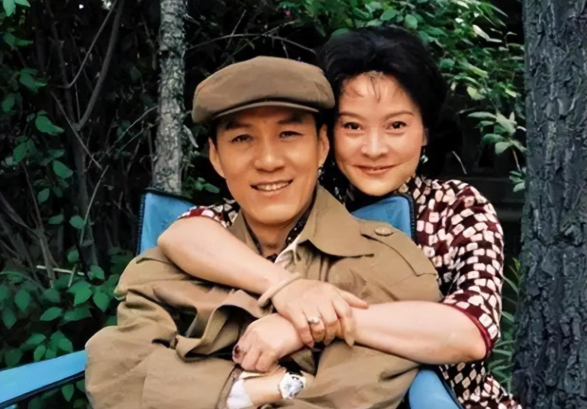 回顾冯远征娶大8岁梁丹妮结婚28年不要孩子如今他后悔了吗