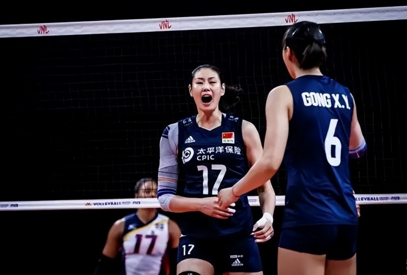 回顾名将颜妮退役后与魏秋月新疆旅游展现大长腿36岁依然单身